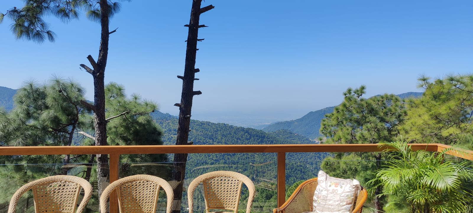 Sundeck with valley view in clear daylight